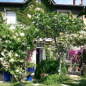 https://les-petits-poissons.aixenprovencehotels.org